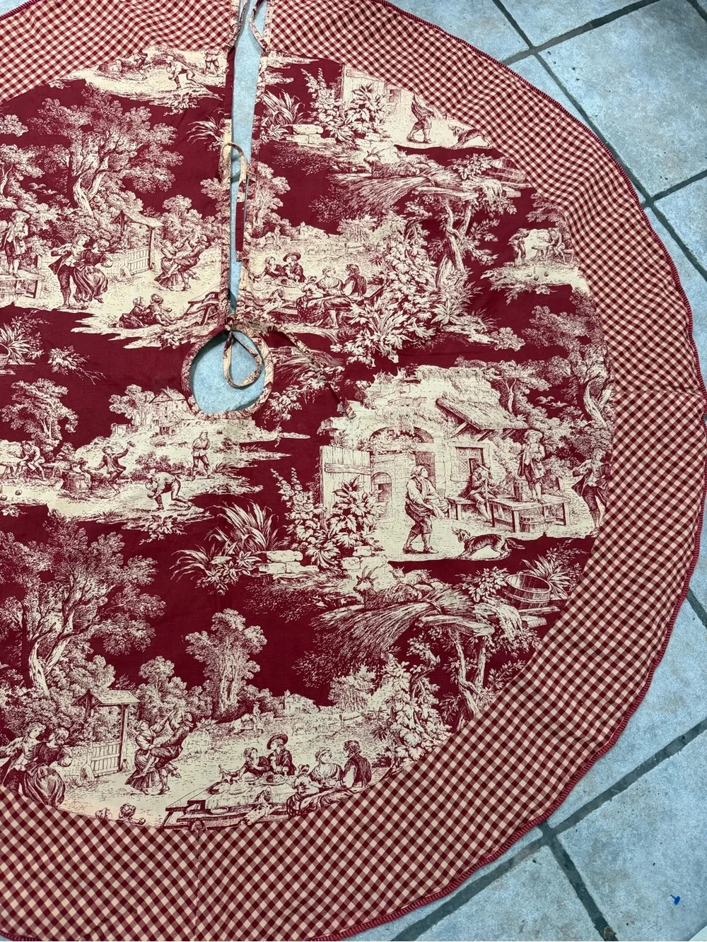 Christmas Tree Skirt Colonial Country Scene Red and Cream 50” Vintage
